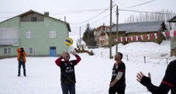 Bu köyde 31 yıldır kar voleybolu oynanıyor