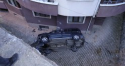 Gümüşhane’de el freni çekilmeyen araç 10 metrelik duvardan düştü, sürücü son anda kurtuldu