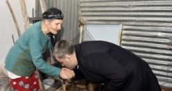 Vali Alper Tanrısever'den yaşlı çifte duygulandıran ziyaret