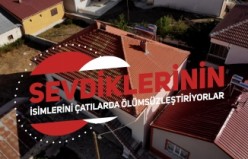 Bu köydekiler sevdiklerinin isimlerini çatılara yazıyor