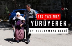 112 yaşında yürüyerek oy vermeye geldi