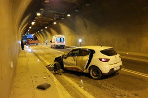 Otomobille kamyonet tünel içinde çarpıştı: 3 yaralı