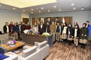 Başkan Çimen, burs alan 20 öğrenciyi kabul etti