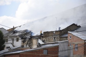 Gümüşhane’de korkutan yangın: 4 ev ve samanlık kül oldu