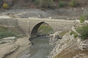 Sular çekildi tarihi Torul Köprüsü gün yüzüne çıktı