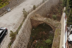 Gümüşhane’de 130 yıllık tescilli tarihi kemer köprü kaderine terk edildi