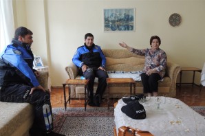 Türk Polisi Anneleri Unutmadı
