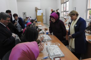 Emine Erdoğan Halk Eğitim Merkezindeki Gümüş Kursunu ziyaret etti
