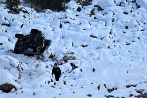 Zigana dağında kamyonet uçuruma yuvarlandı: 1 yaralı