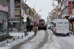 Kelkit Belediyesinden hummalı karla mücadele çalışması