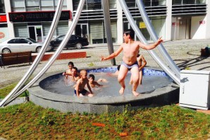 Gümüşhane'de Çocuklar Süs Havuzlarında Serinliyor
