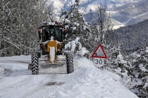 Gümüşhane’de karla kaplı köy yolları açılıyor