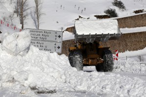 2 bin 200 metre rakımdaki köyün yolu zorlu çalışmalar sonucu açıldı