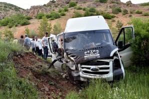 İnşşat işçilerini taşıyan minibüs kaza yaptı: 7 yaralı
