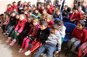 Köy okulundaki çocuklar geleneksel Türk tiyatrosu ile tanıştı