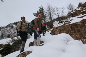 Yücebelen Köylülerinden 1 metreyi aşan karlı zeminde zorlu tırmanış