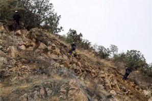 Düşme tehlikesi olan kayalar temizleniyor
