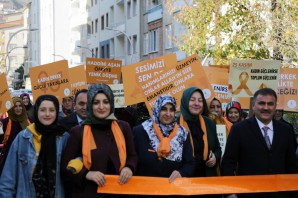 AK Parti kadına yönelik şiddetle mücadele için yürüdü
