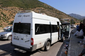 Fındık işçilerini taşıyan minibüs kaza yaptı: 26 yaralı