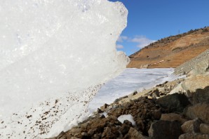 Gümüşhane’de soğuk hava baraj gölünün tamamını dondurdu