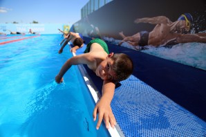 Çocuklar yüzme öğrensin diye 40 günde yüzme havuzu kuruldu