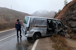 Gümüşhane’de otomobille minibüs çarpıştı: 2 yaralı