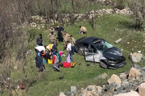 Gümüşhane’de virajı alamayan otomobil bahçeye yuvarlandı: 3 yaralı