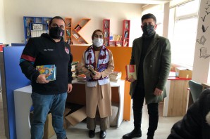 Trabzonspor taraftarlarından köy okuluna kitap bağışı
