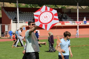 Karnesini alan çocuklar Yenişehir Stadyumunda doyasıya eğlendi