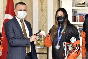 Vali Taşbilek şampiyon kickboksçu Azizoğlu’nu kabul etti