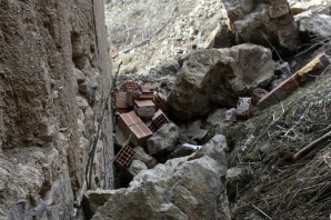 Gümüşhane’de dağdan kopan kayalar evin üzerine yuvarlandı