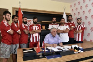 Gümüşhanespor'da 8 yeni futbolcu imza attı