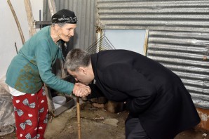 Vali Alper Tanrısever'den yaşlı çifte duygulandıran ziyaret