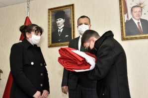 Bayburt’tan getirilen Türk Bayrağı Gümüşhaneli öğrenciye teslim edildi