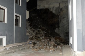 Gümüşhane’de istinat duvarı apartmanın üzerine yıkıldı