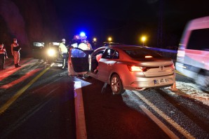 Gümüşhane’de otomobiller kafa kafaya çarpıştı: 1 ölü, 4 yaralı