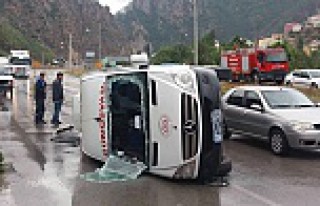 Torul’da minibüs yan yattı:  4 yaralı