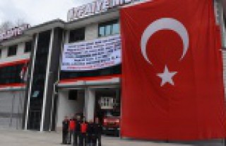 Zeytin Dalı’na destek için dev Türk bayrağı...
