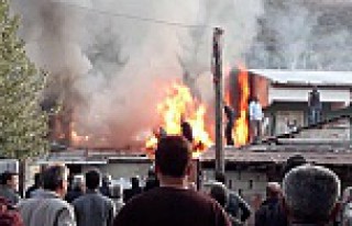Söğütlü'de çatı yangını, 8 kişi dumandan...