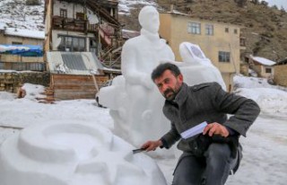 Toplumsal duyarlılıkları kardan heykellerle anlatıyor