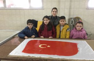 Kuşburnu pestilinden Türk bayrağı tasarladılar