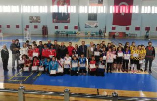 Badminton grup müsabakaları tamamlandı