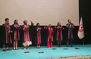 Mezuniyet töreninde işaret diliyle şarkı söylediler