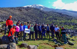 Gümüşhaneli dağcılar Türkiye’nin zirvesinde