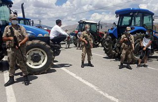 Gümüşhane’de çiftçiler traktörlerle yolu kapattı