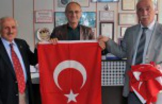 Belediye Esnaf ve Vatandaşlara Türk Bayrağı Dağıttı
