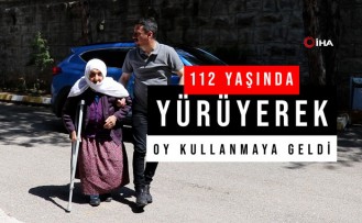112 yaşında yürüyerek oy vermeye geldi