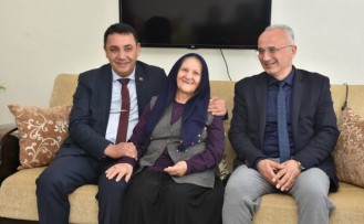 Başkan Başer’den Anneler Günü’nde şehit annesi Emine Erkan’a ziyaret