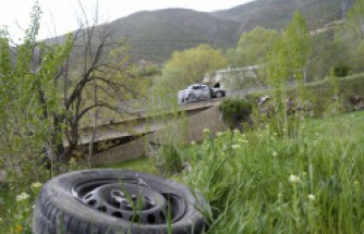 Gümüşhane'de yağmurlu havada kaza: Otomobil köprü korkuluklarına çarptı