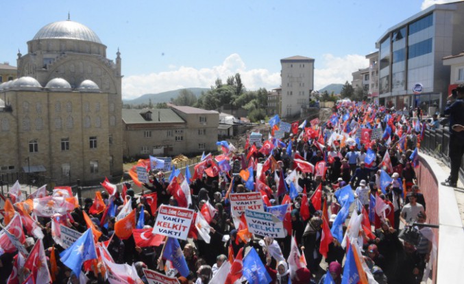 AK Parti’nin Kelkit’teki yürüyüşü dev mitinge dönüştü